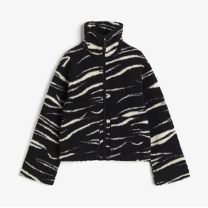 Zebra fleece  - Super snygg och trendig zebra  fleecetröja från hm som är köpt här på Plick men i mycket bra skick. Den är i storlek M men passar allt från XS till M beroende på hur man vill att den ska sitta!😍🥰