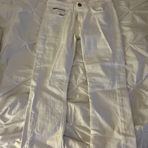 Vita jeans med dragkedjedetaljer - Säljer ett par snygga low-waist vita jeans med coola dragkedjedetaljer på bakfickorna. går att diskutera pris💓💓