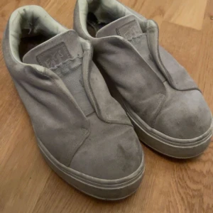 Grå sneakers i mocka - Säljer mina gråa eytys. pågrund av att dom inte kom till användning, lite slitna inuti men inget man ser hör av er om ni vill ha bilder, men på utsidan ser dom bra ut( tvättar dom såklart inan som levereras. priset kan diskuteras💗
