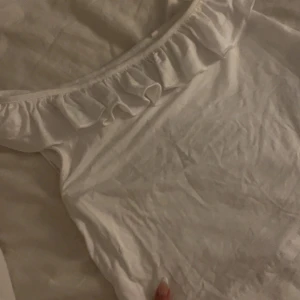 Söt volang topp - Säljer en söt vit volang topp ifrån Gina tricot, då den knappt används 