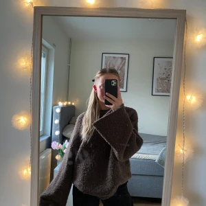 Gosig stickad tröja. - Supermysig stickad tröja i fin brun färg, perfekt inför hösten. Går lätt att stoppa in eller ha som lång (se sista bilden)🩷