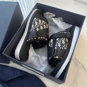 Dior tofflor - Säljer dessa sjuka dior tofflor😁 De är i storlek 43. Köpta på diors hemsida. Aldrig använda! Bara seriösa köpare hör av er!