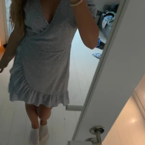 Klänning - Söt ljusblå klänning knappt använd!💕