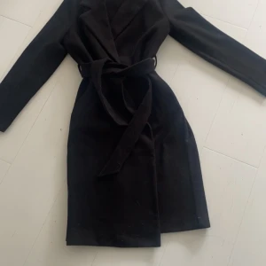 Fin lång kappa !! - (PRIS KAN DISKUTERAS)Nu säljer jag min kappa från Vero Moda då den inte kommer till användning. Använt max 5 gånger, så är i fint och nyskick. Den är storlek Xs och köpt för 799 kr.
