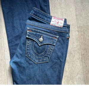 True religion jeans bootcut - Dem säljs för dem kommer tyvärr ej till användning men dem är storlek 29 men om jag ska vara helt ärlig så sitter den som ett par 27-28
