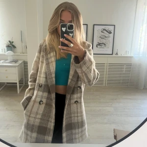 Superfin kappa✨ - En perfekt kappa nu till hösten som är supersnygg och i bra skick. Gillar jättemycket men kommer tyvärr inte till användning längre🙌💕