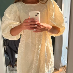 Vit puffig klänning - Så fin och söt kort puffig klänning , helt oanvänd och kommer i orginalförpackning, endast testad. 💕Köptes för 999 kr