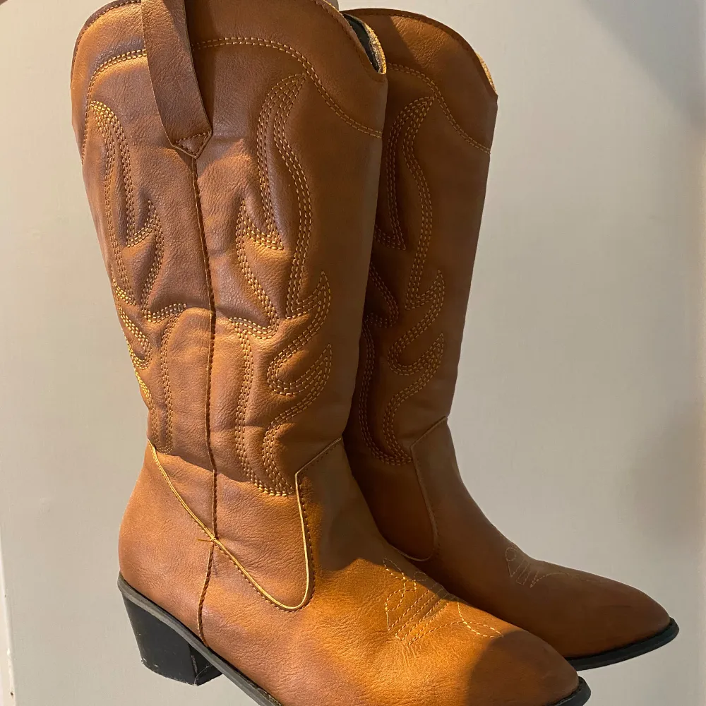 Cowboy boots köpta på Vinted och endast använda av mig två gånger. Skor.