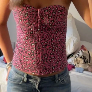 Rosa korsett - Säljer min vintage rosa korsett topp som tyvärr inte kommer till användning💗 Lånade bilder!! Passar s/m