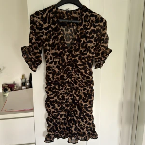 Leopard klänning - Superfin leopard klänning från Nelly. Storlek 36