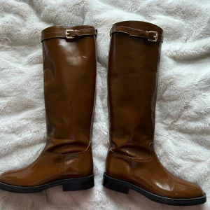 Vero Cuoio boots, str 39 - Italienske regn boots från Vero Cuoio i en jättesnygg brun färg med guldiga detaljer. Använd en gång förut, så är som nya. Matilda Djerf har likadana. 