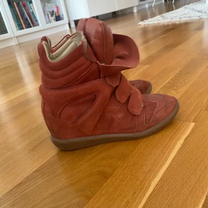 Isabel Marant Etoile Sneakers / kilklackar  - Intressekoll på mina wedges från Isabel Marant! I en jättefin orange/röd färg ⭐️ Storlek 39 men mer som en 38! 