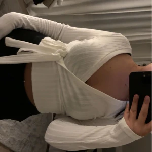 Ribbstickad tröja med knyt - Anvönd bara en gång, så fin men passar inte riktigt mig mer