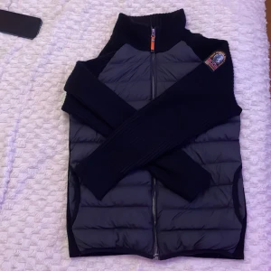Parajumpers höst/vår jacka - Säljer denna jacka för att jag fick den i födelsedagspresent men den är inte min stil,original priset ligger på ungefär 5-6 tusen, ansvänd nån gång och pris kan diskuteras