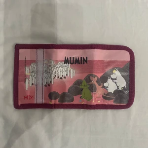 MUMIN plånbok - Köptes på second hand (den är originellt från MAX). Allt är i bra skick!!