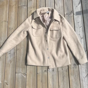 Na-kd kappa - Väldigt fin beige kappa i bra skick med en liten defekt som går att sy oxh fixa. Priset kan diskuteras 💕