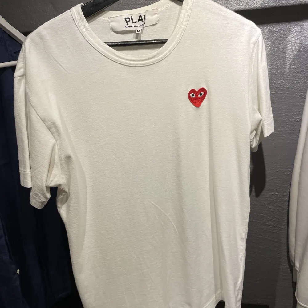 Cdg tshirt i storlek M passar S också. T-shirts.