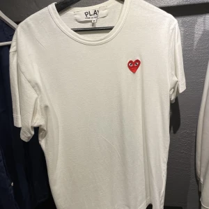 CDG tshirt - Cdg tshirt i storlek M passar S också