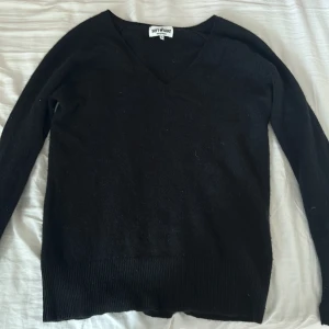 Softgoat tröja  - Nu säljer jag min fina softgoat tröja för att den inte kommer till andvändning längre. Den är i bra skick och har inga defekter❤️ tveka inte på att höra av er om ni har frågor❤️ pris kan diskuteras❤️