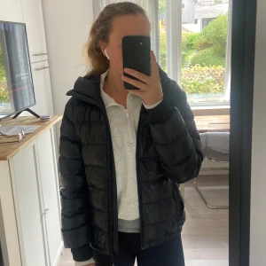 Peak performance jacka  - Fin vinter/höst jacka från peak performance. Jackan är i väldigt gott skick och är endast sparsamt använd