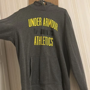 Under armour hoodie - 10/10 skick Pris kan diskuteras vid snabb affär😁