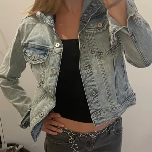 Jeans jacka  - Snygg jeans jacka i ljus denim. Bra skicka inga defekter <3🍂🍂🍂pris kan diskuteras 🫶