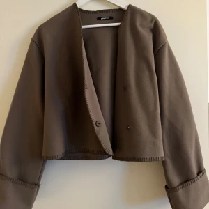 Kofta från ginatricot  - Beige/ brun kofta från ginatricot. Otroligt skön och fin till hösten eller innan som tunnare jacka. Helt slutsåld💕