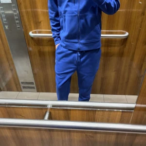 Ralph Lauren set royal blue - Säljer mitt överfeta Ralph lauren set i färgen royal blue. Det är endast använt ett par gånger och är i nyskick. Man kan köpa byxorna eller hoodien för sig men då kostar det 499kr per plagg. Hela setet kostar 899kr. Storlek M men passar också S.