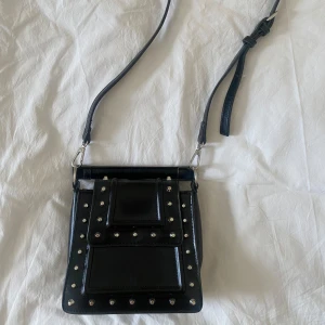 axelremsväska med nitar - cool axelremsväska med nitar från zara