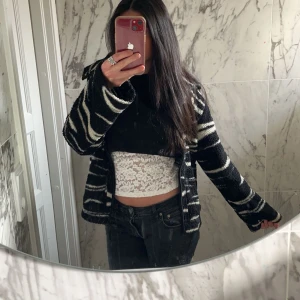 teddyjacka!! - säljer min super snygga och sköna teddyjacka ifrån hm, pågrund av att jag rensat min garderob. den är i nyskick och säljs även tyvärr inte längre. skriv privat för frågor❤️❤️den passar än XS/S! kan tänka mig gå ner i pris!