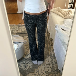 Populära Calzedonia jeans, leopard mönster - Jättefina och trendiga jeans från Calzedonia som inte går att hitta längre. Jätte fina och super coola. Jag är 174cm för referens. Innerbenslängd: 78 cm