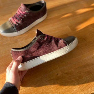 Lanvin skor - Ett par riktigt snygga Lanvin skor i färgen vinröd. Dem är i storlek 40-41. Dem har ett litet hål vid hälen som inte syns när man har på sig dem.