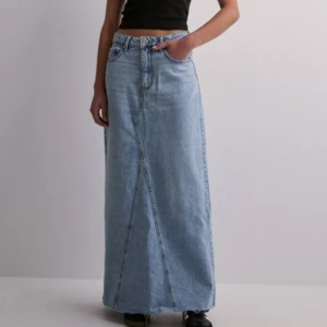 Lång jeanskjol i ljusblå denim - Lång jeanskjol med slits där bak från Gina Tricot. Kjolen är oanvänd och har lappar kvar💗