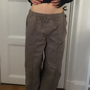 y2k zara byxor - Svårt att ta bra bilder men väldigt snygga! Säljer pga att det inte är min stil längre ❤️