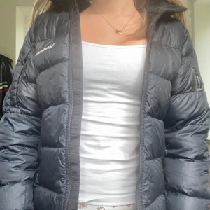 peak performance jacka strl 150 - en super snygg peak performance jacka i storlek 150, den har ett hål som är ”lagat” och några fläckar som ej går bort där av det riktigt billiga priset. kontakta mig vid frågor.💗