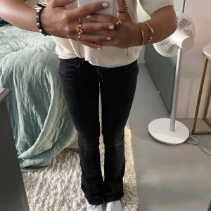 & Other stories svarta jeans - Säljer dessa supersnygga svarta jeans från & Other stories som tyvärr inte kommer till användning längre. Skriv till mig för mer exakta mått. Använd gärna köp nu!⭐️