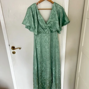 Balklänning  - Helt oanvänd balklänning från Lulus med prislappen kvar!🙌🏼  Storlek M  Lite lång på mig som är 167 men går att sy upp!🤗  Se bild 4 för att se hur den sitter på modell! Hade tyvärr ingen bild:)  Nypris: 1400 