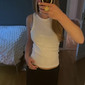 Vitt linne - Ett fint vitt linne från bikbok! Har aldrig kommit till användning därmed är den i nyskick, har dock inte kvar prislapp!!