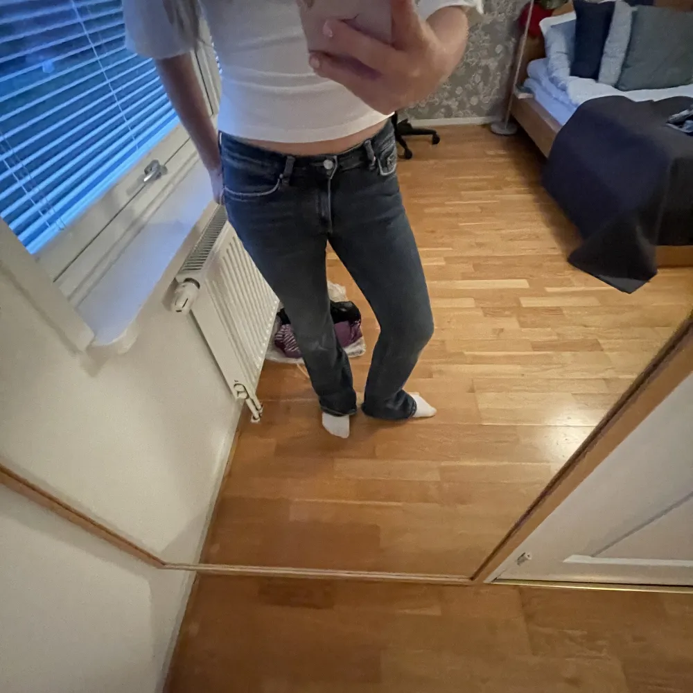 Säljer dessa supersnygga bootcut jeans från Gina tricot. I storlek 34 och passar nån mellan 160-170🥰. Jeans & Byxor.