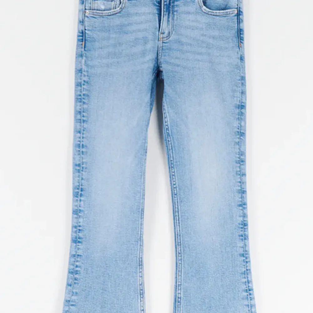 Fina jeans till hösten! Billigt o bra Inga fläckar eller skador, men välanvänd  Ny pris 300kr mitt pris 100kr. Jeans & Byxor.