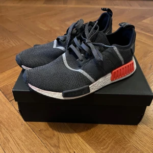 Adidas NMD_R1 Reflective - Adidas NMD i storlek 42. Använda men har mycket liv kvar.