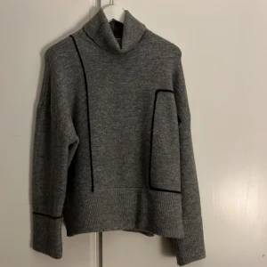 Stickad tröja  - Säljer denna väldigt fina gråa stickade tröjan ifrån Zara i storlek S. Tröjan är i nyskick och enbart användas Max 3 gånger. Skriv gärna vid intresse eller funderingar!😇