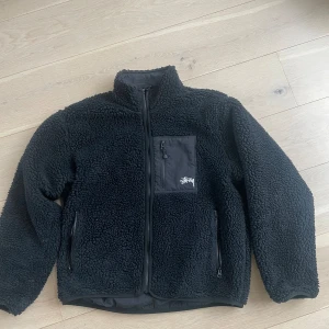 Stussy Reversible jacka - Fet reversible jacka i nyskick från stussy. Perfekt nu till hösten. Använd ett fåtal gånger och används inte längre. Kvitto finns på mail!!
