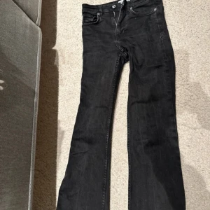 Svarta zara jeans - Säljer dessa snygga lådmidjade bootcut zara jeans i strl 36❤️bra skick