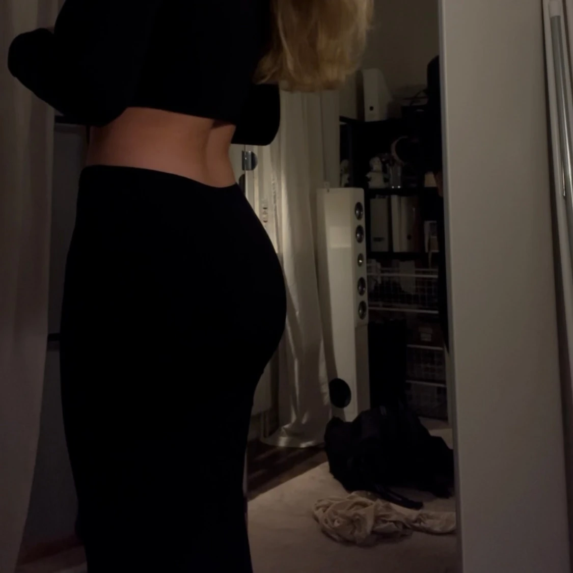 Svart långklänning med öppen rygg och ringdetalj - 90