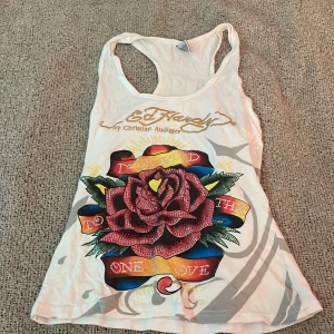 Ed hardy linne  - Topp av Christina Audigier. Inga defekter förutom att de saknas några stenar från rosen ❤️100% bomull