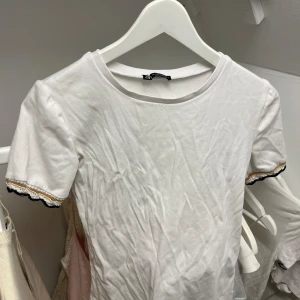 Zara tröja - Tröja från zara som används ett par gånger original pris 229kr med ditaljer på sidorna💕