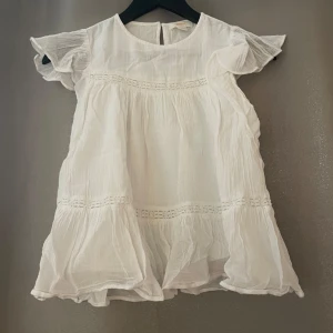 Söt blus - Säljer denna blusen från Gina i superbra skick och endast använd 1 gång. Den blev skrynklig efter tvätten men går nog att lösa med strykjärn. Kom privat för fler frågor/bilder