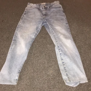 Ljusblå jeans från Lindex - Säljer ett par ljusblå jeans från Lindex i modellen Clara. De har en klassisk femficksdesign och är tillverkade i ett bekvämt denimtyg. Perfekta för en avslappnad stil.