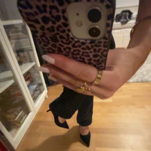 Svarta pumps från H&M - Eleganta svarta pumps från H&M med spetsig tå och smal klack. Perfekta för festliga tillfällen. Använda ett fåtal gånger!💕💕